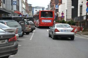 Eine der bemängelten Situationen beim Parken in Limburg: Durch die Schrägaufstellung der Fahrzeuge in der Hospitalstraße wird die Situation unübersichtlich und nur schwer einsehbar.
